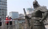 ‘목욕하는’ 광화문 이순신 장군 동상 