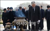 [포토]묵념하는 문용린 교육감