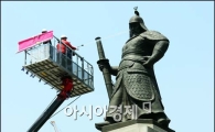 [포토]물 맞는 이순신 장군 동상
