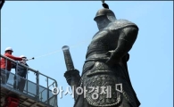 [포토]시원한 물세례 받는 이순신 장군 동상