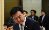 [포토]자리에 앉는 신제윤 금융위원장