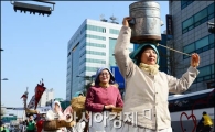 [포토]1960년대 거리 그대로 재현하는 시민들