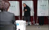 [포토]투표하는 유권자