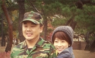 류현경, 군복 입은 김인권 와락 껴안고 활짝 미소