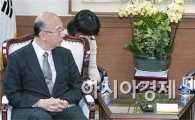 [포토]일본대사 접견하는 통일부 장관