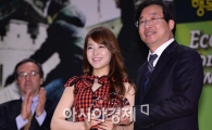 [포토]'생태교통 수원 2013' 홍보대사 위촉패 수여받는 박보영