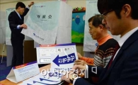[포토]투표소 확인하는 선관위 관계자들