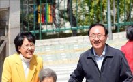 [포토]시어머니 모시고 투표소 들어서는 김지선 후보