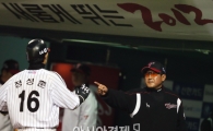 [포토] 동점주자 반기는 김기태 감독