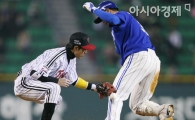 [포토] 정성훈 '태그는 했는데 공이 빠졌네'