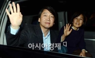 [포토]손 흔드는 안철수 후보