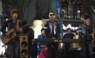 콜라보이스, 여고 앞 '게릴라 콘서트'… '폭발적 반응'