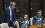 [포토]본회의장에서 만난 정몽준·이재오