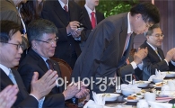 [포토]인사하는 홍기택 산은회장