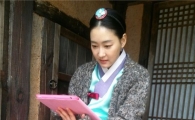 '구암허준' 박진희, 한복 입고 태블릿PC 이용 '오묘한 조화'