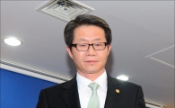 [포토]회견장 나서는 류길재 장관
