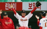 [포토] 최정 만루홈런에 만세를 부르는 윤희상