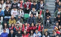 [포토] 따사로운 주말 야구 즐기는 관중들