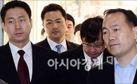[포토]직원들 사이에 숨은 최재원 부회장