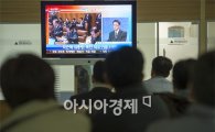 [포토]북한관련 뉴스 지켜보는 개성공단기업인들