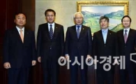 [포토]기념사진 촬영 하는 김중수 총재