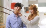 BBQ 섹시 현아 vs 교촌 한류스타 슈주…치킨도 먹방전쟁