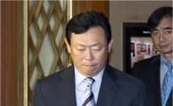 [포토]고개숙인체 회의장 들어가는 신동빈 회장