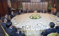 [포토]재계 회장단 만나는 정홍원 국무총리