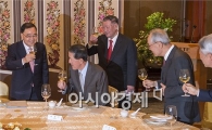 [포토]재계 회장과 건배하는 정홍원 국무총리