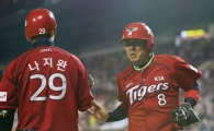 [포토] 안치홍 홈인 '한 점 만회~'