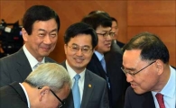 [포토]악수하는 총리와 부총리