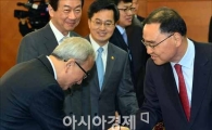 [포토]악수하는 정홍원-현오석