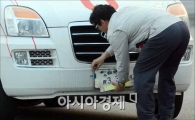 [포토]북한 번호판 떼어내는 공단 직원