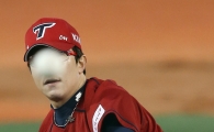 [포토] 양현종 '타구는 어디로 날아가는가'