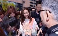 [포토]한지민, 몰려든 인파에 '함박웃음'