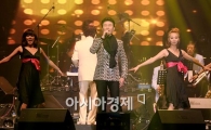 [포토] 강진, 국민 애창곡 '땡벌'로 무대 장악 '흥겹네~'