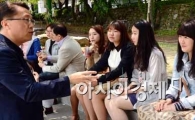 [포토]교수와 대화 나누는 학생들