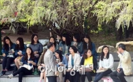 [포토]따스한 봄 날씨 속 캠퍼스에서 교수님과 함께
