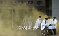[포토]'매쾌한 연기를 뚫고'