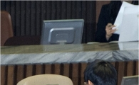 [포토]동료 의원과 이야기하는 안철수
