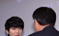 [포토]홍보대사 위촉장 수여받는 씨엔블루 정용화