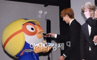 [포토]뽀로로 등장에 빵 터진 씨엔블루