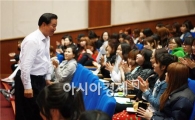 [포토]지역 대학생들과 대화하는 허남석 곡성군수