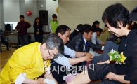 [포토]어르신들 발 씻겨드리는 민형배 광주시 광산구청장