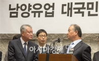 [포토]답변 논의하는 김웅 남양유업 대표