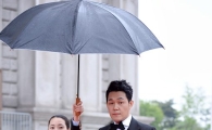 [포토]봄비 맞는 박성웅
