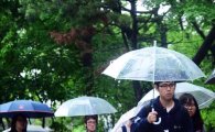 [포토]비 내리는 서울 도심, 우산 쓴 시민들 