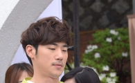 [포토]김강우 '사진이 잘 나왔나?'