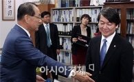 [포토]"안철수 의원 저기에 앉아요"