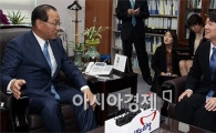 [포토]환담 나누는 황우여·안철수